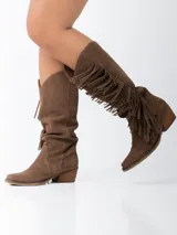 Botas texanas de caña alta color marrón, confeccionadas en gamuza con flecos laterales y taco de madera.