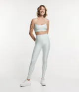 Calza deportiva color celeste, de poliamida acanalada, con cintura alta y compresión media.