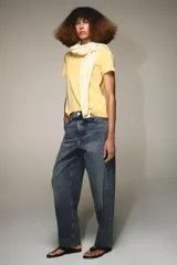 Camiseta de manga corta color rosado, con cuello redondo y corte regular. Confeccionada en tejido de punto interlock elástico y flexible.