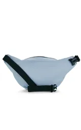 Riñonera negra de la marca JanSport, modelo Fifth Avenue, con parche frontal de la marca y cierres metálicos.