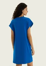 Vestido corto azul de manga corta, con cuello redondo y diseño recto y holgado.