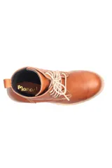 Borcego de cuero color marrón con cordones, caña media y taco cuadrado de goma con suela dentada.