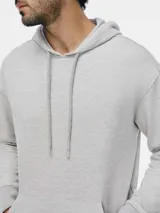 Buzo con capucha de corte clásico, confeccionado en tejido de algodón, con bolsillo frontal tipo canguro y puños acanalados.