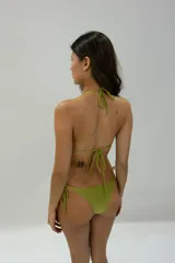 Bikini verde pistacho de dos piezas, con corpiño triangular con tiras para atar y bombacha semi vedetina con tiras para atar.
