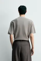 Camiseta regular fit de punto texturizado en color gris, con cuello redondo y manga corta, con acabados en rib.