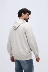 Canguro Brooksfield de algodón color azul marino, con capucha ajustable con cordones, bolsillo tipo canguro frontal y pequeño logo estampado en el pecho.