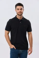 Remera polo lisa de piqué en color bordó, con cuello camisero, cierre frontal con botones y mangas cortas.