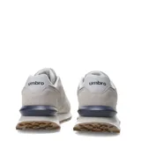 Championes urbanos Umbro, color negro con detalles en gris y blanco. Presentan una combinación de materiales textiles y sintéticos, con el logo de la marca en el lateral y una suela dentada de estilo deportivo.