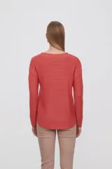 Sweater de punto color crudo, con cuello redondo y mangas largas.