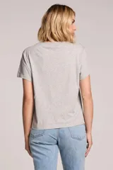 Remera gris melange de corte clásico y mangas cortas, con diseño estampado frontal de inspiración vintage con la leyenda "The Hamptons New York".