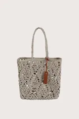 Bolsa tipo tote tejida en crochet con diseño de diamantes, color beige, con asas trenzadas y etiqueta colgante de cuero sintético color suela.