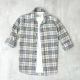 Camisa de manga 3/4 a cuadros celestes, grises y blancos, de algodón peinado.