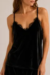 Musculosa de terciopelo negro con escote en V, breteles finos regulables y detalles de puntilla en el escote y las sisas.