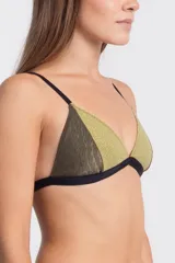 Top de bikini triangular con diseño bicolor en tonos verde pistacho y verde oliva, con textura geométrica y bordes en negro.