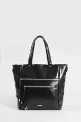 Bolso shopper color negro de cuero sintético con doble asa de hombro, cierres metálicos plateados en el frente y bolsillos con tiras colgantes. Incluye el logo de la marca impreso en la parte inferior.