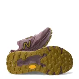 Championes de trail running New Balance Fresh Foam X Hierro, color rosado con logo 'N' en amarillo mostaza y suela dentada de goma.