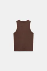 Musculosa de punto rib color marrón con escote redondo y diseño sin mangas.