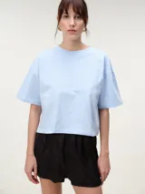 Remera boxy de manga corta color blanco, de corte amplio y relajado, con escote redondo clásico y diseño liso.