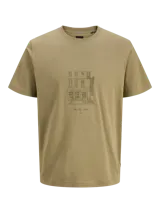 Camiseta de manga corta y cuello redondo con calce regular. Confeccionada en algodón orgánico, presenta una estampa frontal con diseño de edificio y texto.