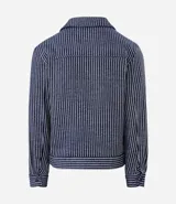Campera masculina de corte recto con textura jacquard a rayas verticales en tonos azul marino y blanco. Presenta cuello inglés, cierre frontal con botones y manga larga.
