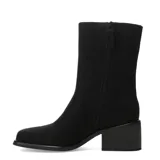 Bota de caña media con punta cuadrada y taco ancho, confeccionada en material textil con acabado aterciopelado. Presenta un diseño minimalista y elegante con suela de goma.