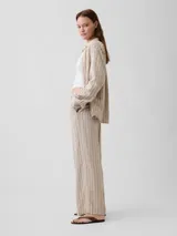 Pantalón de lino de corte wide leg, color verde militar, con cintura elástica y cordón ajustable.