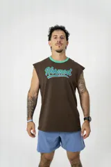 Musculosa marrón con cuello redondo y ribete verde. Estampado frontal con el nombre de la marca en letras turquesa con contorno rosa y sombra azul.