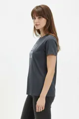 Remera de algodón blanca de manga corta y cuello redondo, con estampa frontal que incluye un corazón rojo y letras con diseño animal print.