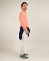 Pantalón de hombre de corte chino, color azul marino, con cinco bolsillos y ruedo doblado.