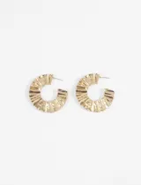 Par de aros tipo argolla dorados con textura labrada.
