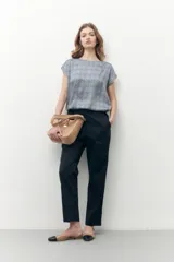 Pantalón de vestir azul marino, de corte slim, con bolsillos laterales y traseros.
