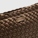 Clutch de fiesta color bronce con diseño tejido y asa de mano.