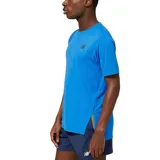 Remera deportiva azul de manga corta para hombre, con logo de New Balance en el pecho y tecnología NB ICEx para mejor ventilación. Tejido de punto jacquard con textura y ribetes reflectantes iridiscentes.