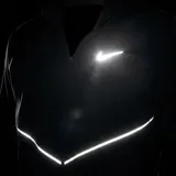 Campera deportiva Nike modelo Rapel Miller, color negro con detalles reflectantes en el pecho y el logo de la marca en tono plateado. Cuenta con cierre frontal completo y cuello alto.