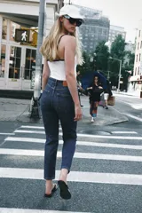 Pantalón jeans Z1975 de tiro alto y diseño mom fit, color azul claro con lavado desgastado, de corte tobillero y cinco bolsillos. Cierre frontal con cremallera y botón metálico.