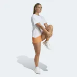 Remera de running Adidas de corte clásico y cuello redondo, confeccionada en tejido técnico liviano con tecnología de absorción de sudor. Presenta un diseño minimalista en color blanco con el logo de la marca en tono reflectante en el pecho.
