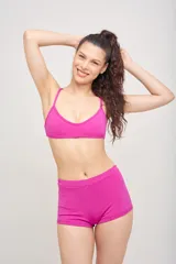 Conjunto de bikini verde esmeralda liso, compuesto por un corpiño triangular con breteles cruzados en la espalda y una bombacha clásica.