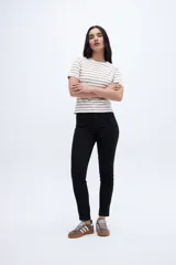 Remera de algodón a rayas horizontales blancas y negras, de corte clásico y cuello redondo.