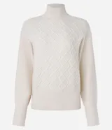 Suéter de manga larga confeccionado en tricot, con cuello alto y diseño de rombos bordados en relieve. Presenta puños y cintura ajustados en tejido acanalado.
