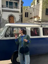 Cartera de cuero negra, con forro interior y doble correa desmontable (corta y larga).