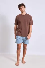 Short de baño celeste con cordón ajustable blanco en la cintura y costuras a contratono.