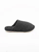 Pantuflas abiertas de hombre color gris, con textura exterior tramada, interior afelpado y suela de goma.