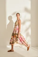 Vestido midi sin mangas de lino, con diseño estampado tipo paisaje en tonos rosado, verde militar y beige, corte recto y falda con volados en la parte inferior.