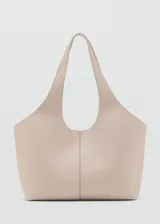 Bolso tipo tote color beige con diseño minimalista, asas integradas y costura central vertical.