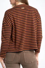 Remera de manga larga con diseño a rayas horizontales en color verde oliva y blanco, de corte holgado y cuello redondo.