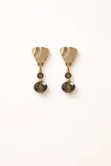 Aros colgantes con pieza superior metálica dorada de forma triangular y dos cuentas de cristal ahumado facetado en la parte inferior.