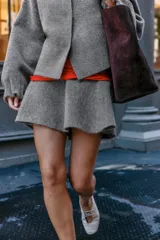 Falda corta de punto con diseño evasé y cintura elástica.