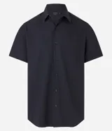 Camisa de manga corta con cuello inglés y cierre frontal abotonado, confeccionada en una mezcla de fibras de bambú, viscosa, poliéster y elastano. Presenta un diseño liso y entallado.