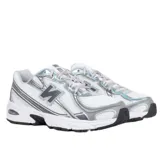 Championes New Balance modelo 740, con diseño retro inspirado en el running de los años 2000. Presentan una capellada de malla transpirable en color blanco con superposiciones sintéticas en gris y detalles en azul claro. Incluyen entresuela con tecnología ABZORB para absorción de impactos y suela de goma resistente.