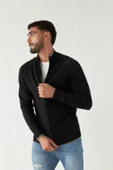 Campera tejida color verde militar, con cuello alto, puños y logo bordado.